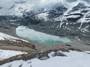 Nové jezero Pasterzesee, ještě nedávno se tady chodilo po ledovci