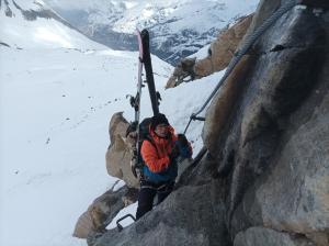 Hanka leze po ferátě na přístupu k Oberwalderhütte