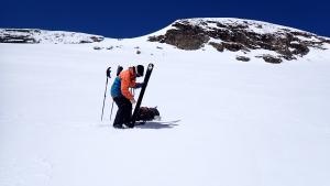 Hanka lepí pásy na ledovci Nördliches Bockkarkees