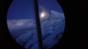 Východ měsíce viděný z okna Gruberscharte-Biwak