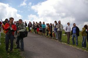Kolem 14h se vytvoril u kapličky špalír