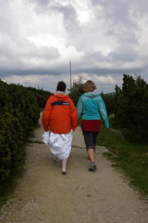Klopýtala ve střevíčkách a přidržovala si šatečky
