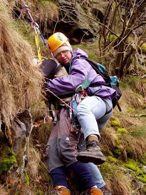 Víťa slaňuje se zraněnou Hankou. Cvičně.