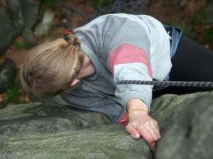 Evuša leze ve spáře