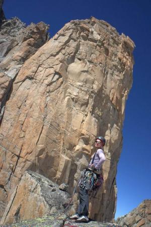 Feu pózuje na vrholu Tridentu před Grand Capucinem, tečky vpravo nahoře jsou dvojky dolejzající Swiss Route