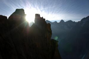 hups, a už se leze na Grepon, svítání již pár set metrů nad ledovcem... slunce prosvítá zkrz Tour Rouge