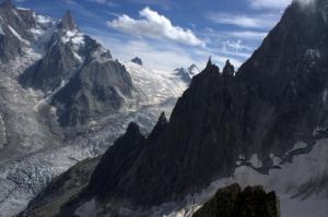 Another world (vlevo Dent du Geant, v údolí pod ním Séracs du Géant nad kterým se někde na skále choulí Refuge du Requin a nad ním Dent du Requin, v pozadí za Vallée Blanche je nejspíš vidět Helbroner)