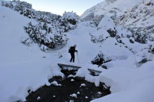 Chata je hned za klečí.