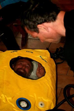 Gobo v hyperbarické komoře 1200 metrů pod mořem.