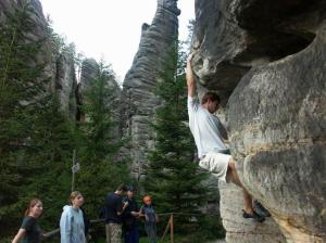 A pod ním krvežíznivé obecenstvo