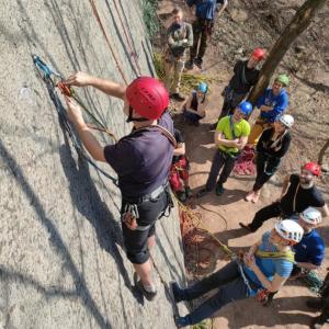 Gobo vysvětluje metodiku, ostatní pozorně sledují