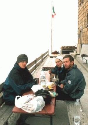 Večeře u Müllerhütte, Stubaiské Alpy, první zleva